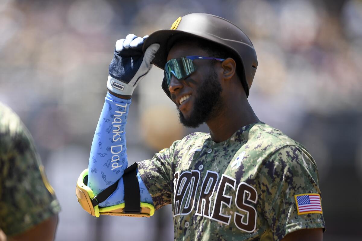 Jurickson Profar catches last out, 06/16/2022