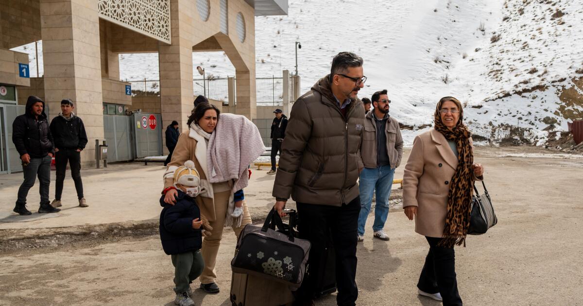 Os iranianos estão debatendo se devem fugir do país por causa da guerra