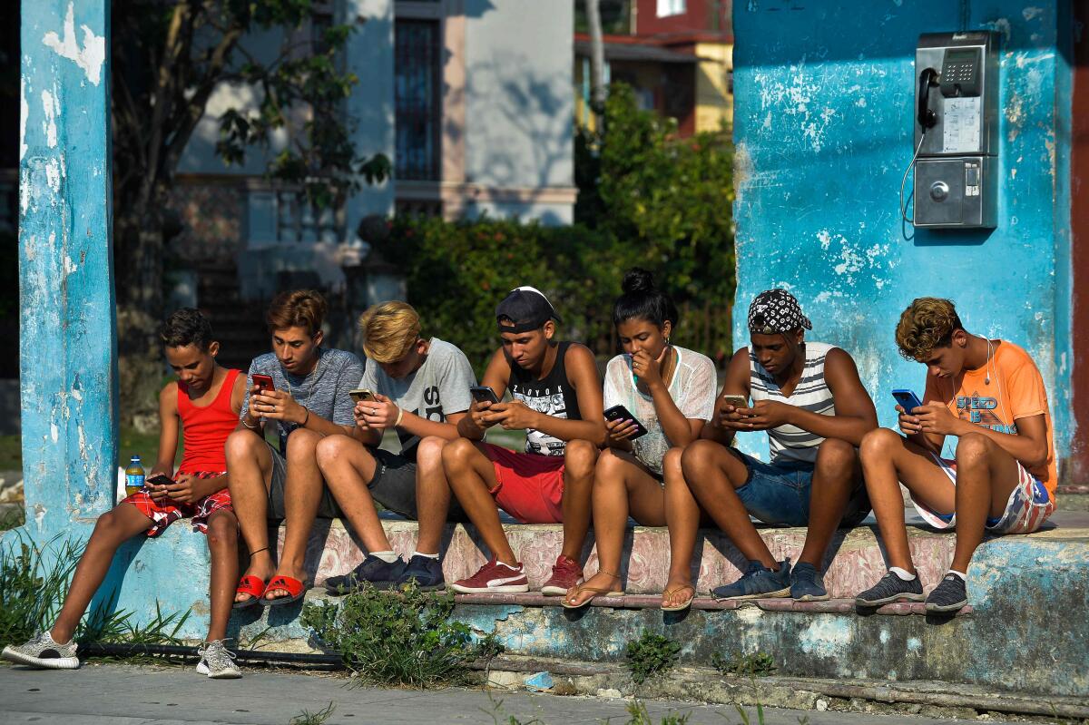 Los jóvenes cubanos no ocultan su frustración seis meses después de la llegada de internet móvil a la isla, ya que la conectividad es demasiado cara, lenta y censurada por el gobierno.