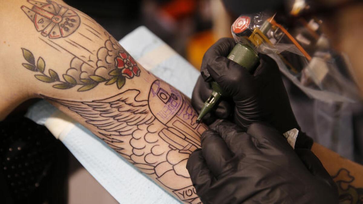 Un estudio realizado en el 2010 por el Centro de Investigación Pew encontró que cerca del 40% de los mileniales cuentan con tatuajes, y que casi la mitad de quienes tienen tatuajes ostentan de dos a cinco.