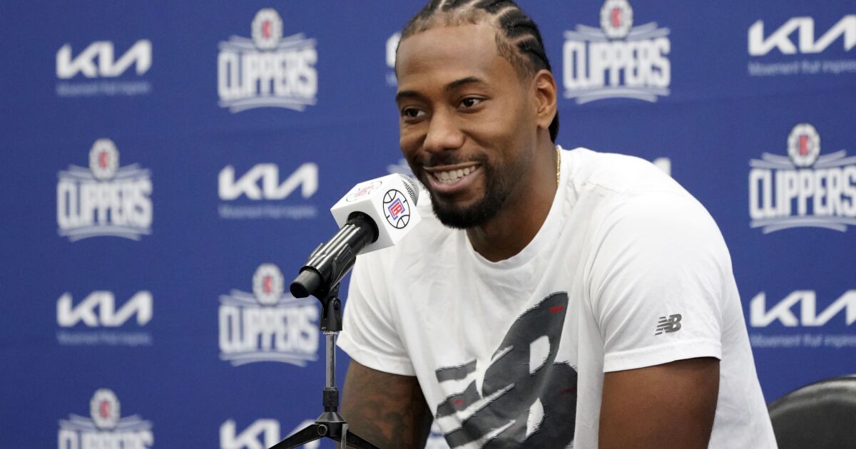 Kawhi Leonard, musclé, tient le tribunal lors de l’ouverture du camp des Clippers