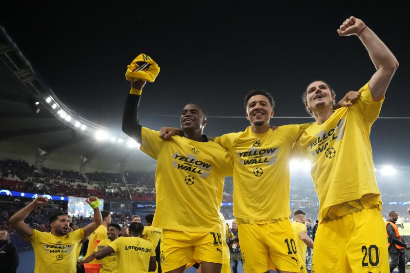 Marcel Sabitzer, Jadon Sancho y Youssoufa Moukoko del Borussia Dortmund celebran al final del duelo de vuelta de semifinales de la Liga de Campeones ante el Paris Saint-Germain el martes 7 de mayo del 2024. (AP Foto/Frank Augstein)