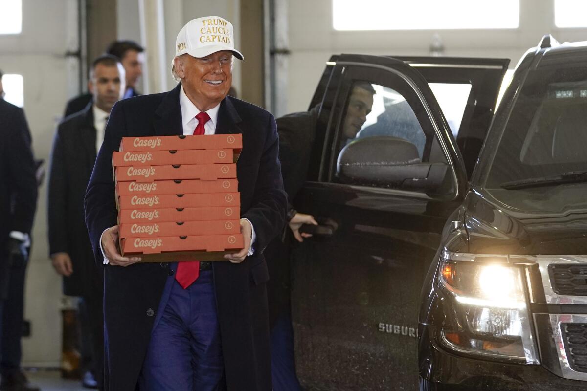 El expresidente Donald Trump llega a entregar pizza al Departamento de Bomberos de Waukee, Iowa