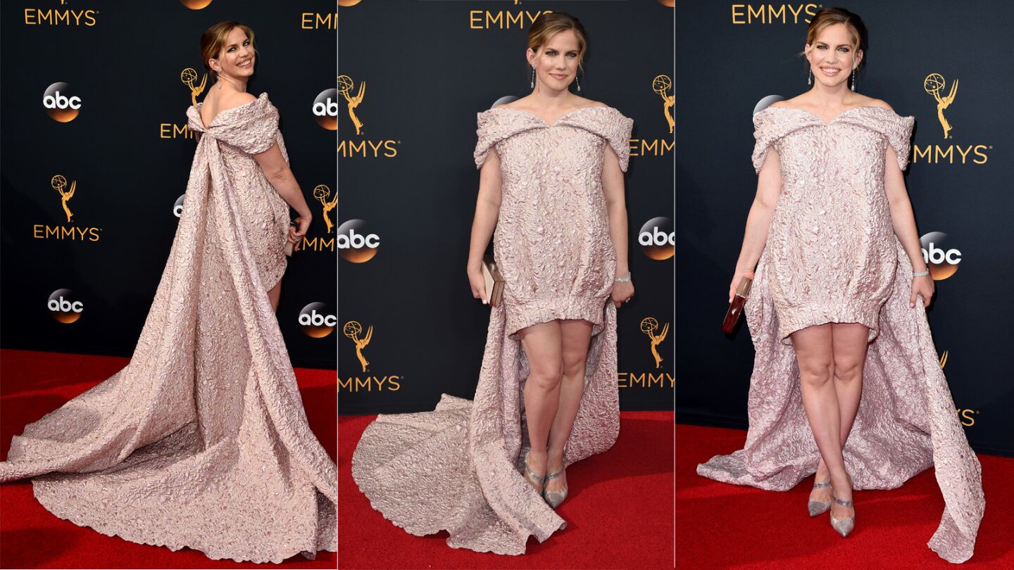 We have an all points bulletin out for a missing pink chenille bedspread from the Best Western on La Cienega. May be headed to the #emmys with Anna Chlumsky.