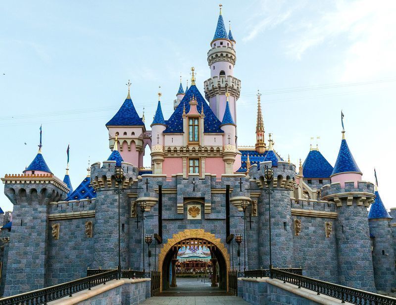 Reaparece En Disneyland El Renovado Castillo De La Bella Durmiente Los Angeles Times