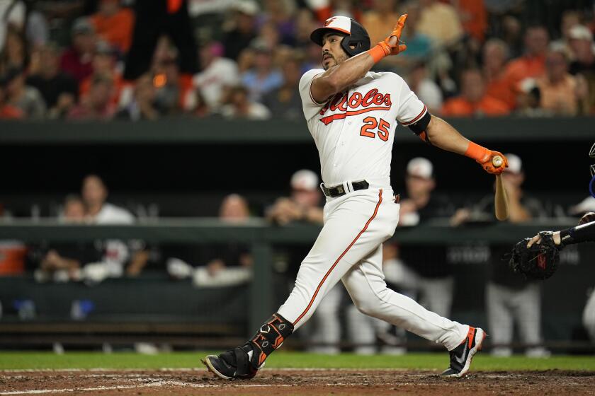 El venezolano Anthony Santander, de los Orioles de Baltimore, hace un swing en el encuentro del jueves 24 de agosto de 2023, ante los Azulejos de Toronto (AP Foto/Julio Cortez)