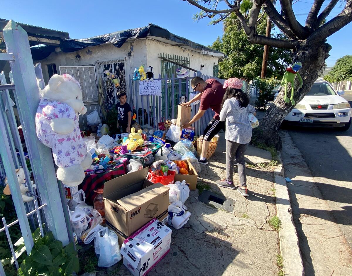 La comunidad respondió al llamado de un niño de 10 años sobre la Avenida Televisión en Tijuana que pedía despensas a cambio de juguetes.