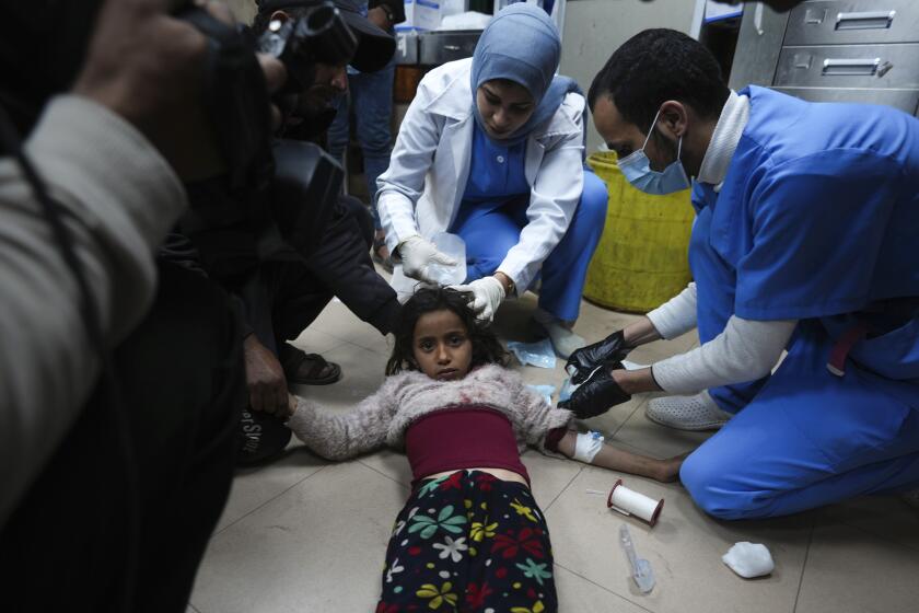 Palestinos heridos en un bombardeo israelí sobre la Franja llegan al hospital Al Aqsa, en Deir al Balah, Gaza, el 23 de febrero de 2024. (AP Foto/Adel Hana)