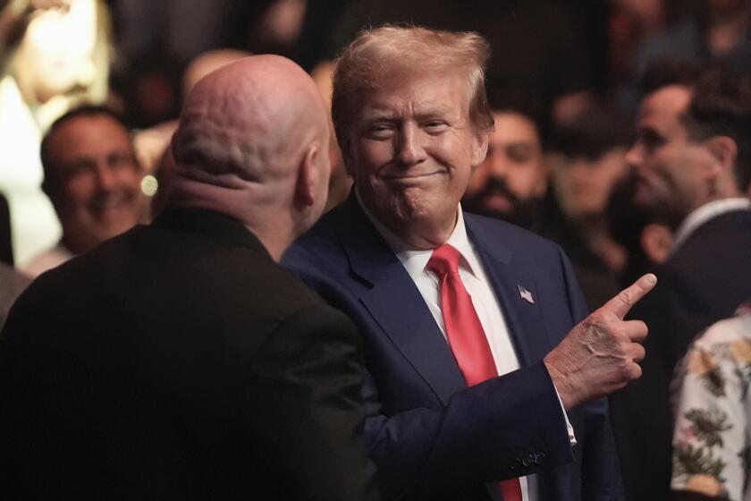 El expresidente estadounidense Donald Trump, centro a la derecha, conversa con Dana White en la función de UFC del sábado 1 de junio de 2024, en Newark, Nueva Jersey. (AP Foto/Frank Franklin II)