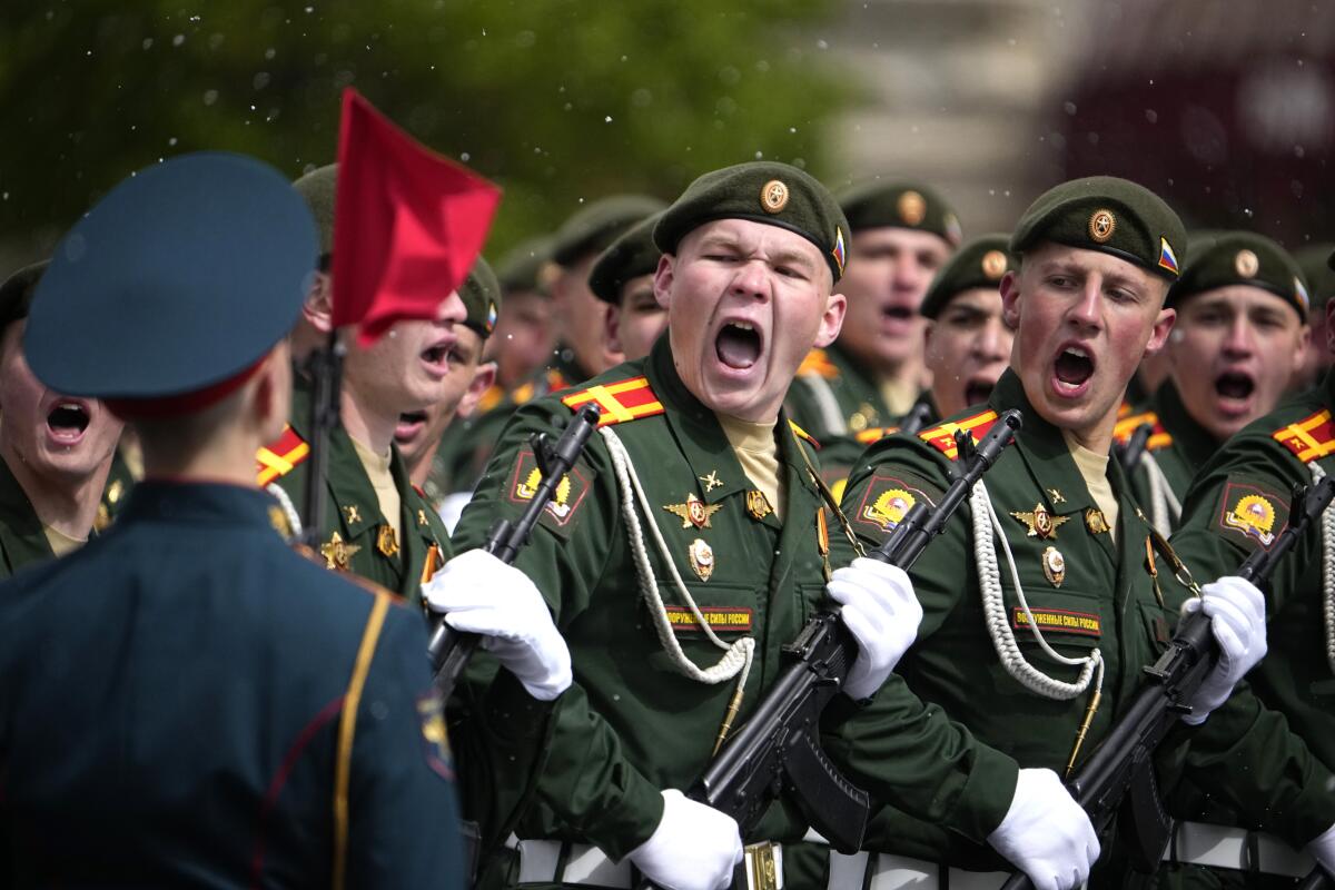 Militares rusos marchan durante el desfile del Día de la Victoria en Moscú, 