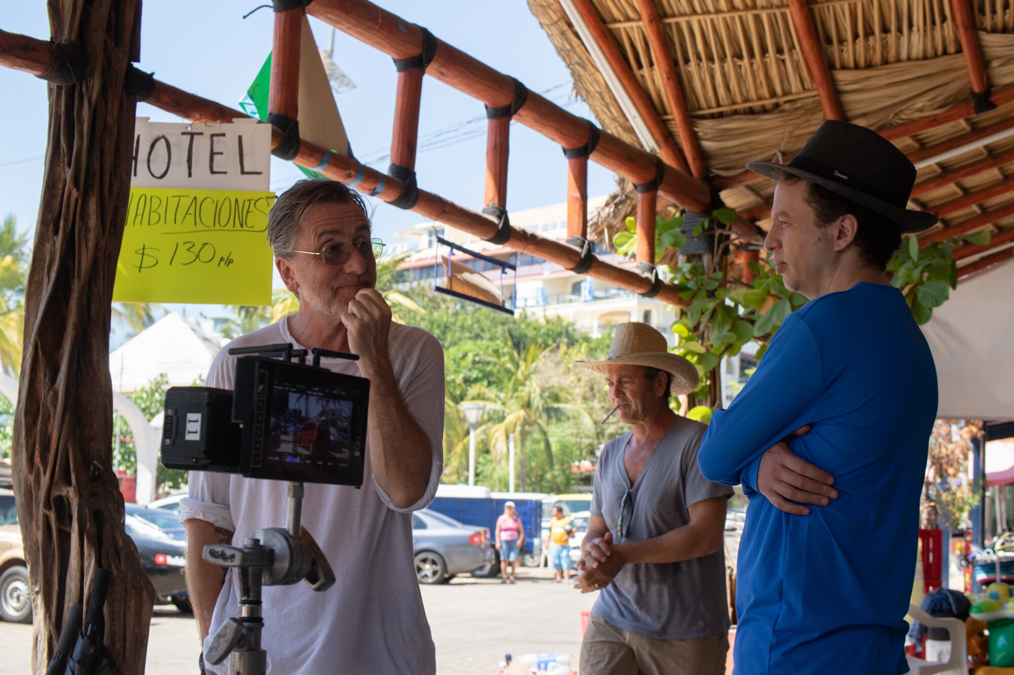 El director Michel Franco (der.) al lado del actor Tim Roth en el set de “Sundown”.