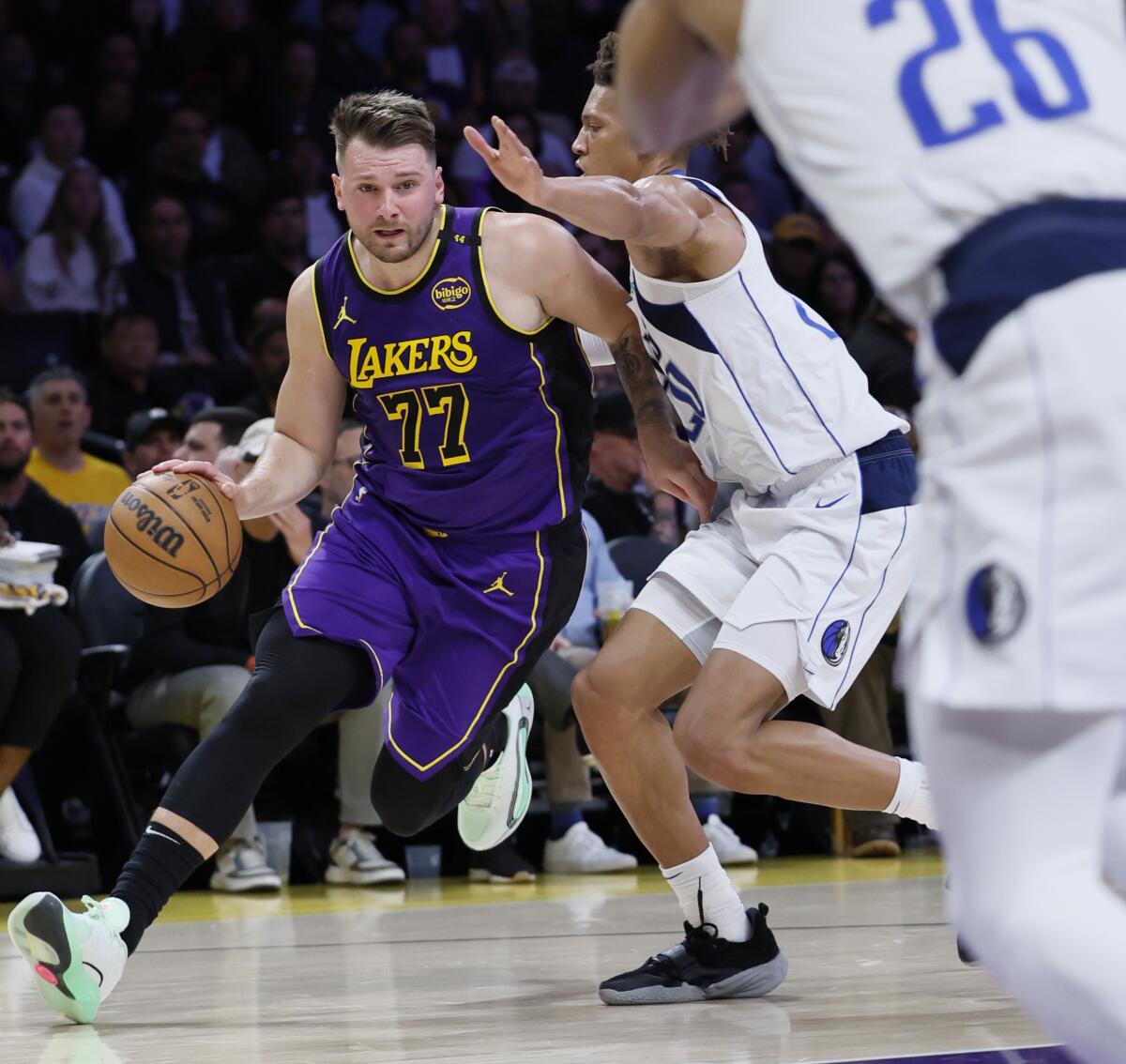 Luka Doncic, ilk yarıda Dallas ileri Kessler Edwards'ı geçerek sepete sürüyor.