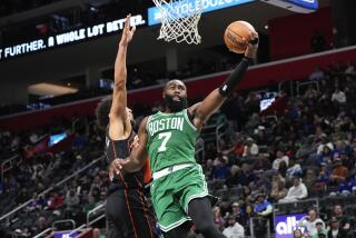 Jaylen Brown (7), de los Celtics de Boston, ataca el aro ante el intento de bloqueo de Cade Cunningham (2), de los Pistons de Detroit, en la primera mitad del juego de baloncesto de la NBA, en Detroit, el viernes 22 de marzo de 2024. (AP Foto/Paul Sancya)