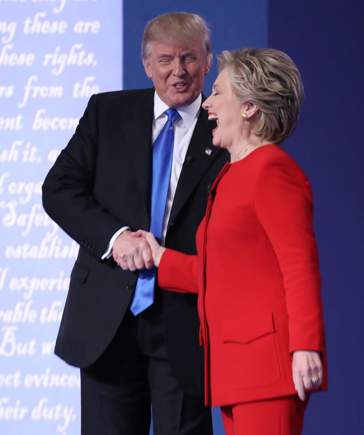 El candidato republicano a la presidencia de Estados Unidos Donald Trump (i) y su rival demócrata Hillary Clinton (d) se dan la mano tras su primer debate hoy, lunes 26 de septiembre de 2016, en la Universidad Hosfra de Hempstead, Nueva York (EE.UU.). EFE/ANDREW GOMBERT