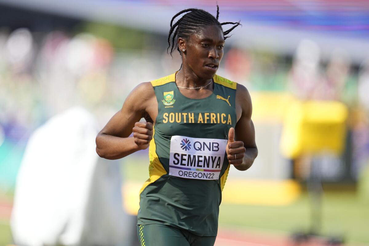 La sudafricana Caster Semenya compite en las eliminatorias de los 5.000 metros en el Mundial 