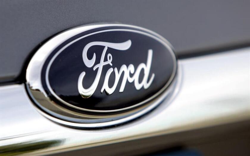 Fotografía del logo de la compañía Ford Motor en un vehículo en un concesionario de Detroit, Michigan (EE.UU.). EFE/Archivo