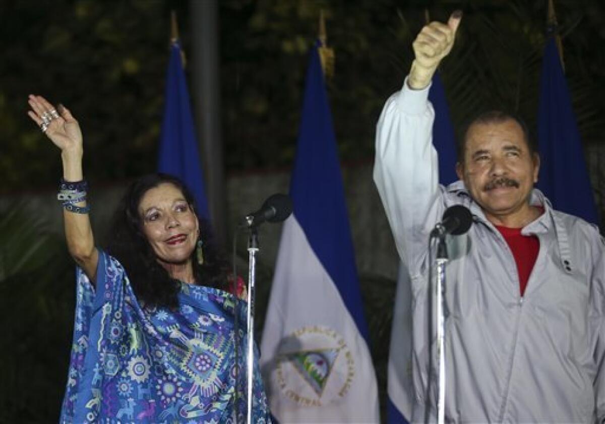 Un grupo de jóvenes nicaragüenses se manifestó hoy en contra de las elecciones generales celebradas el pasado domingo en Nicaragua, que dieron la reelección al presidente, Daniel Ortega, con su esposa, Rosario Murillo, como vicepresidenta.