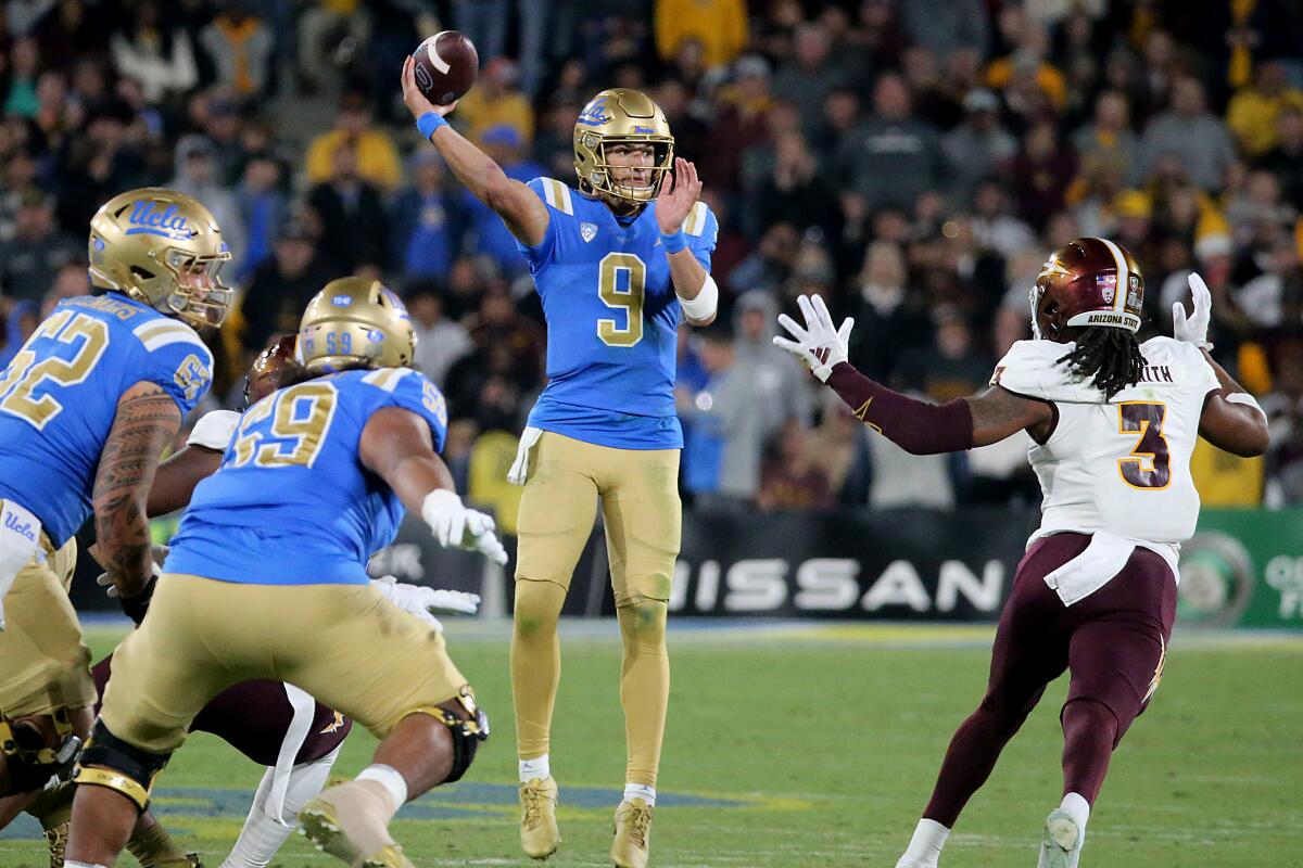 Pasadena, CA - UCLA oyun kurucusu Colin Schlee ikinci yarıda ASU'ya karşı atış yapıyor.