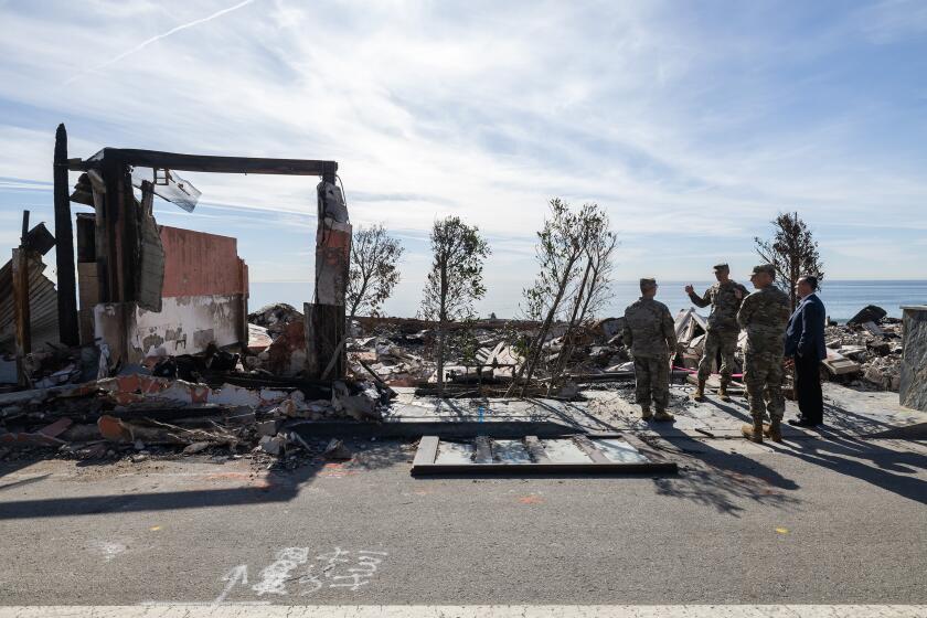 MALIBU, CA - NGÀY 24 THÁNG 1: Quân đoàn Công binh Lục quân Hoa Kỳ đã đến thăm các khu vực bị tàn phá bởi đám cháy Palisades ở Malibu, CA vào thứ sáu, ngày 24 tháng 1 năm 2025 khi họ xác định "quy mô và phạm vi" của nỗ lực dọn dẹp. Họ sẽ tiến hành dọn dẹp đám cháy Palisades và Eaton với số lượng khoảng 12.000 lô đất. (Myung J. Chun / Los Angeles Times)