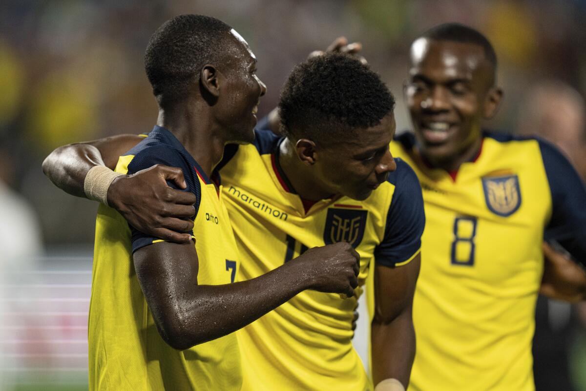 Janner Corozo, izquierda, festeja con sus compañeros luego de anotar por la selección de Ecuador ante México.