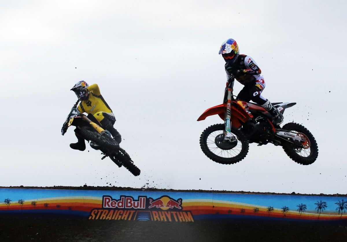Supercross riders wow fans in Huntington Beach - Los Angeles Times