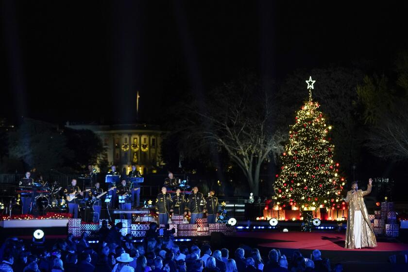 Billy Porter actúa mientras el presidente Joe Biden y la primera dama Jill Biden asisten a la ceremonia de iluminación del Árbol Nacional de Navidad en la Elipse, cerca de la Casa Blanca, el jueves 2 de diciembre de 2021, en Washington. (AP Foto/Andrew Harnik)