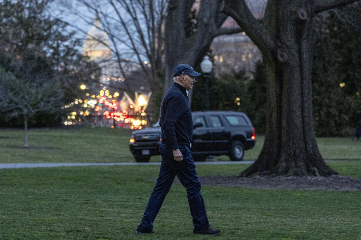 El presidente Joe Biden camina hacia el helicóptero Marine One en el jardín sur de la Casa Blanca