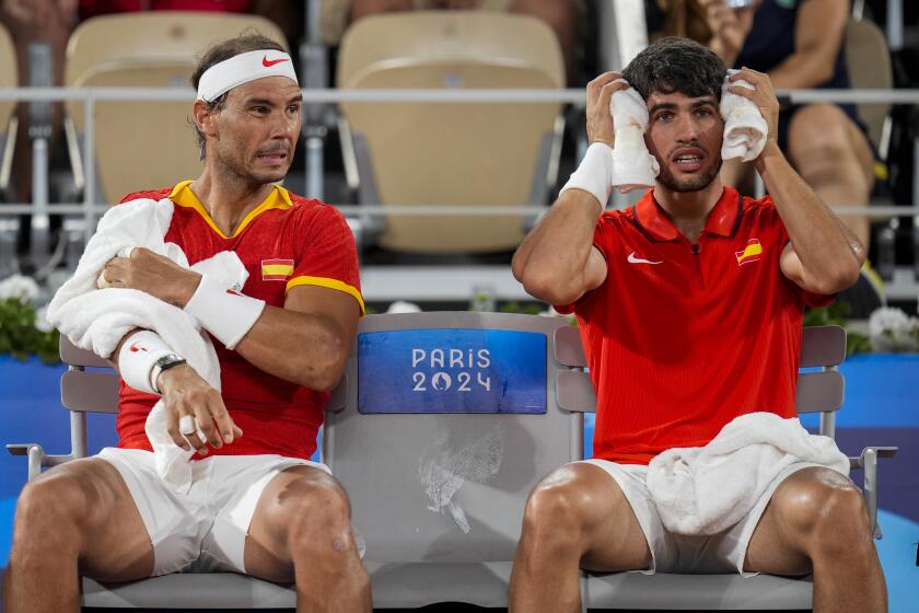 Rafael Nadal, a la izquierda, y Carlos Alcaraz, de España, durante su partido de cuartos de final en el torneo olímpico de tenis ante los estadounidenses Austin Krajicek y Rajeev Ram, en Roland Garros, el miércoles 31 de julio de 2024, en París. (AP Foto/Manu Fernandez)