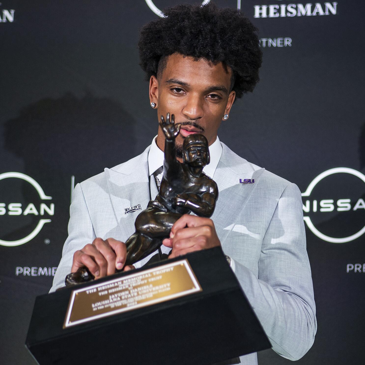 Jayden Daniels honored as top QB in college football, Payton