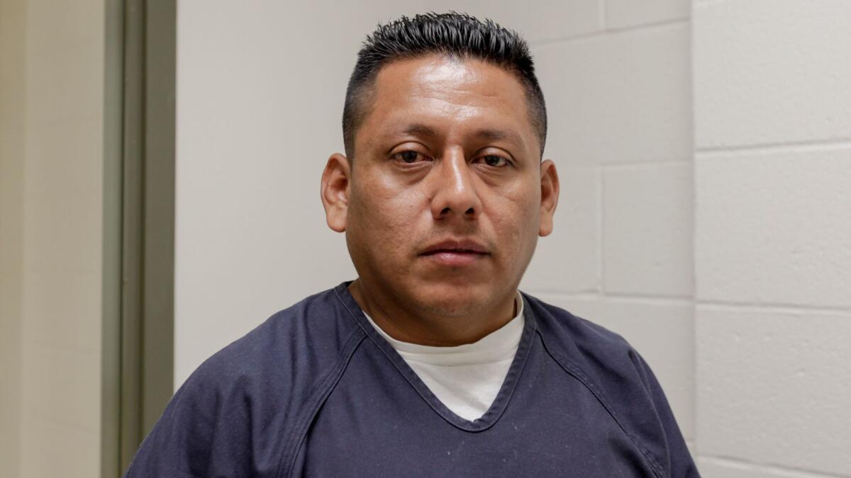 Omar Rivera Martínez, detenido en Adelanto, afirma que fue golpeado por los guardias en junio último (Irfan Khan / Los Angeles Times).