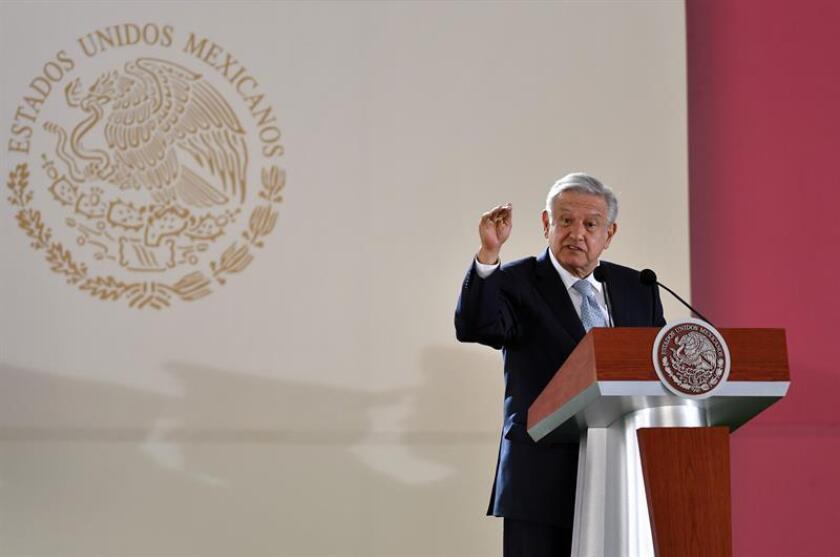 El presidente de México, Andrés Manuel López Obrador, encabeza la ceremonia de homenaje a las Fuerzas Armadas durante el Día del Ejercito de México, en las instalaciones del 69 Batallón de Infantería de la Sexta Zona Militar, en Saltillo (México). EFE/Archivo