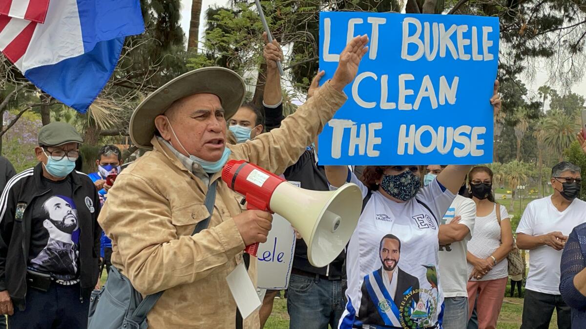 Rolando Salmerón participó en la concentración a favor de Bukele realizada el domingo 9 de mayo de 2021 en Los Ángeles.