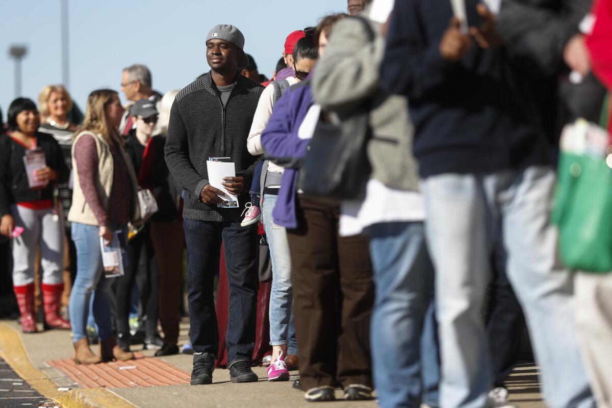 Votantes formados en una fila esperan para emitir su voto anticipado, en la Junta de Elecciones del condado Franklin, el lunes 7 de noviembre de 2016, en Columbus, Ohio. (AP Foto/John Minchillo)