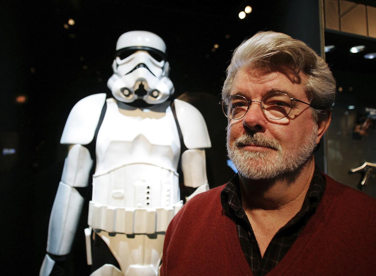 En esta foto del 22 de octubre del 2005, el cineasta George Lucas posa frente a un Stormtrooper en el Museo de Ciencia en Boston, previo a la inauguración de la muestra "Star Wars: Where Science Meets Imagination". (AP Foto/Winslow Townson, Archivo)