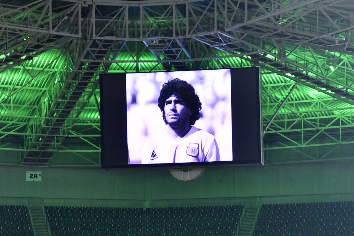 La pantalla gigante muestra a Diego Armando Maradona.