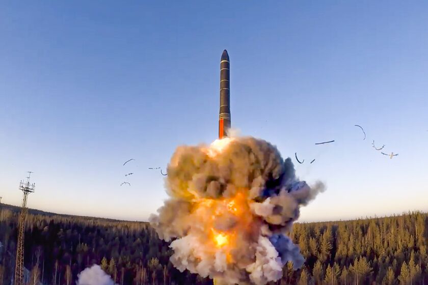 ARCHIVO - En esta fotografía tomada de un video distribuido por el servicio de prensa del Ministerio de Defensa de Rusia el 9 de diciembre de 2020, se muestra el lanzamiento de un cohete como parte de una prueba realizada en la instalación de Plesetsk, en el noroeste de Rusia. (Servicio de Prensa del Ministerio de Defensa de Rusia vía AP, Archivo)