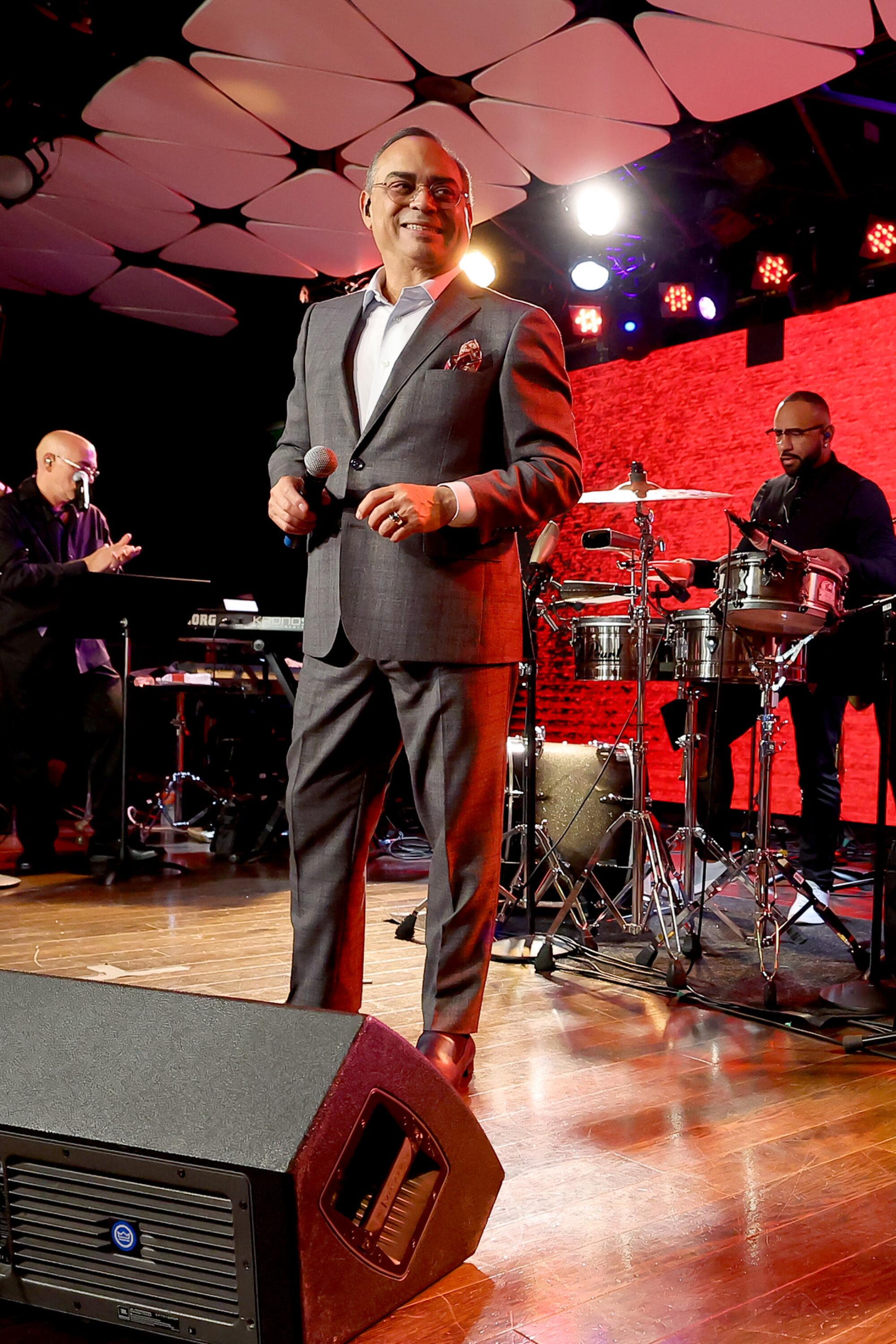 Gilberto Santa Rosa complació a los presentes a ritmo de salsa y bolero. "Que alguien me diga" si le gustó o no su actuación.
