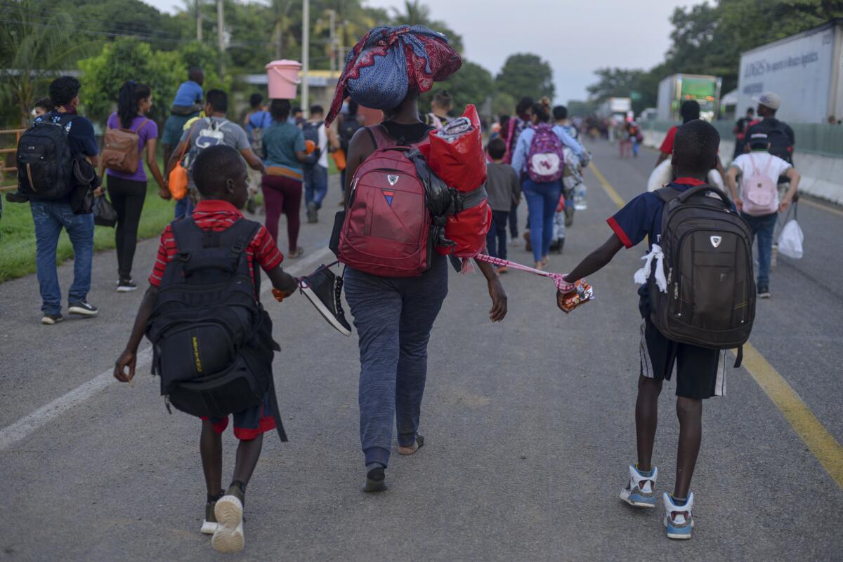Numerosos migrantes de Centroamérica, África y el Caribe caminan en contingente