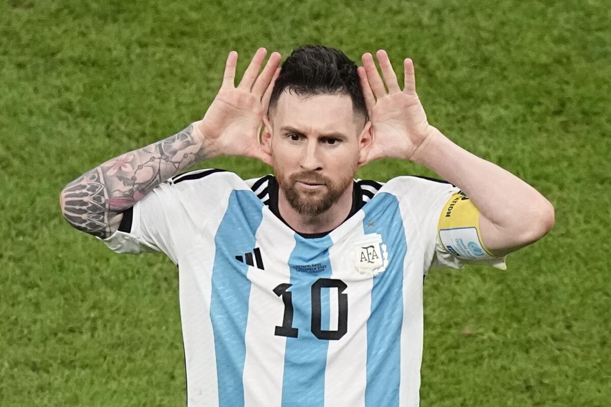 Lionel Messi celebra tras anotar el segundo gol de Argentina ante Holanda 