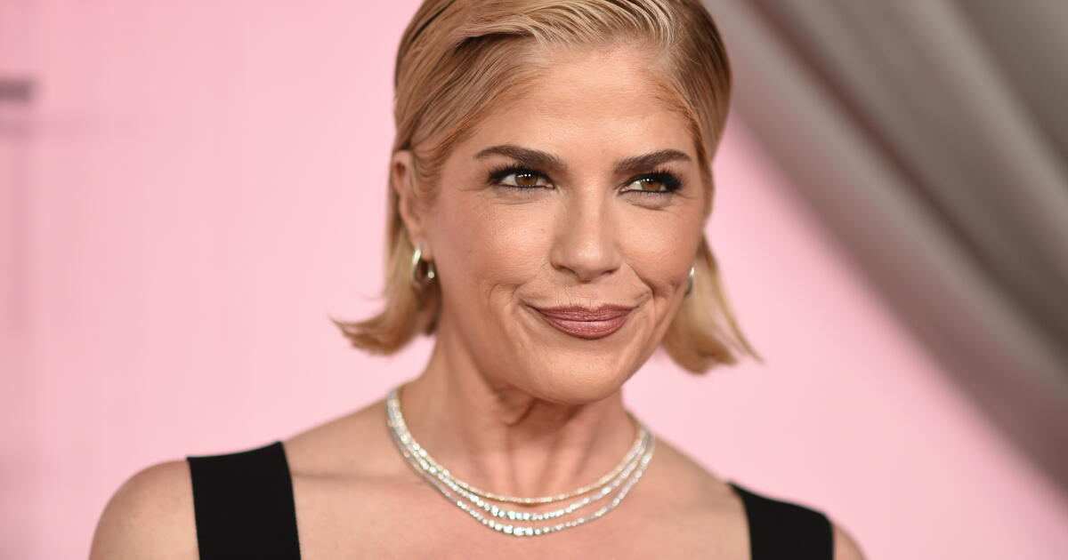 Selma Blair arrested, accused of injuring flight crew - BERITAJA