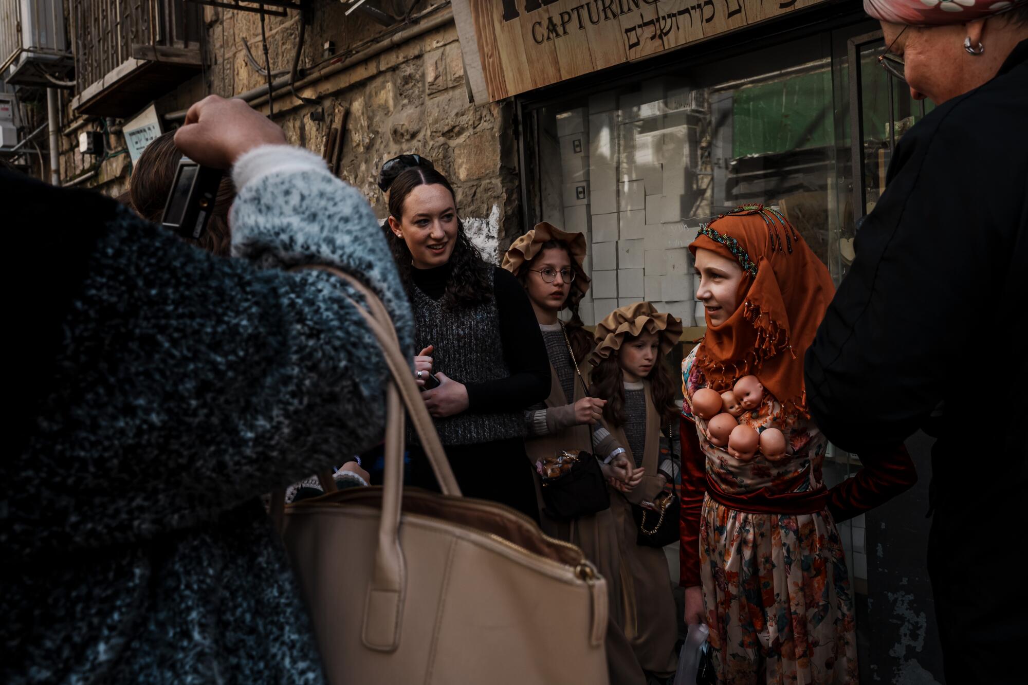 一名年轻女孩穿着象征母性的服装参加耶路撒冷的普珥节庆祝活动。