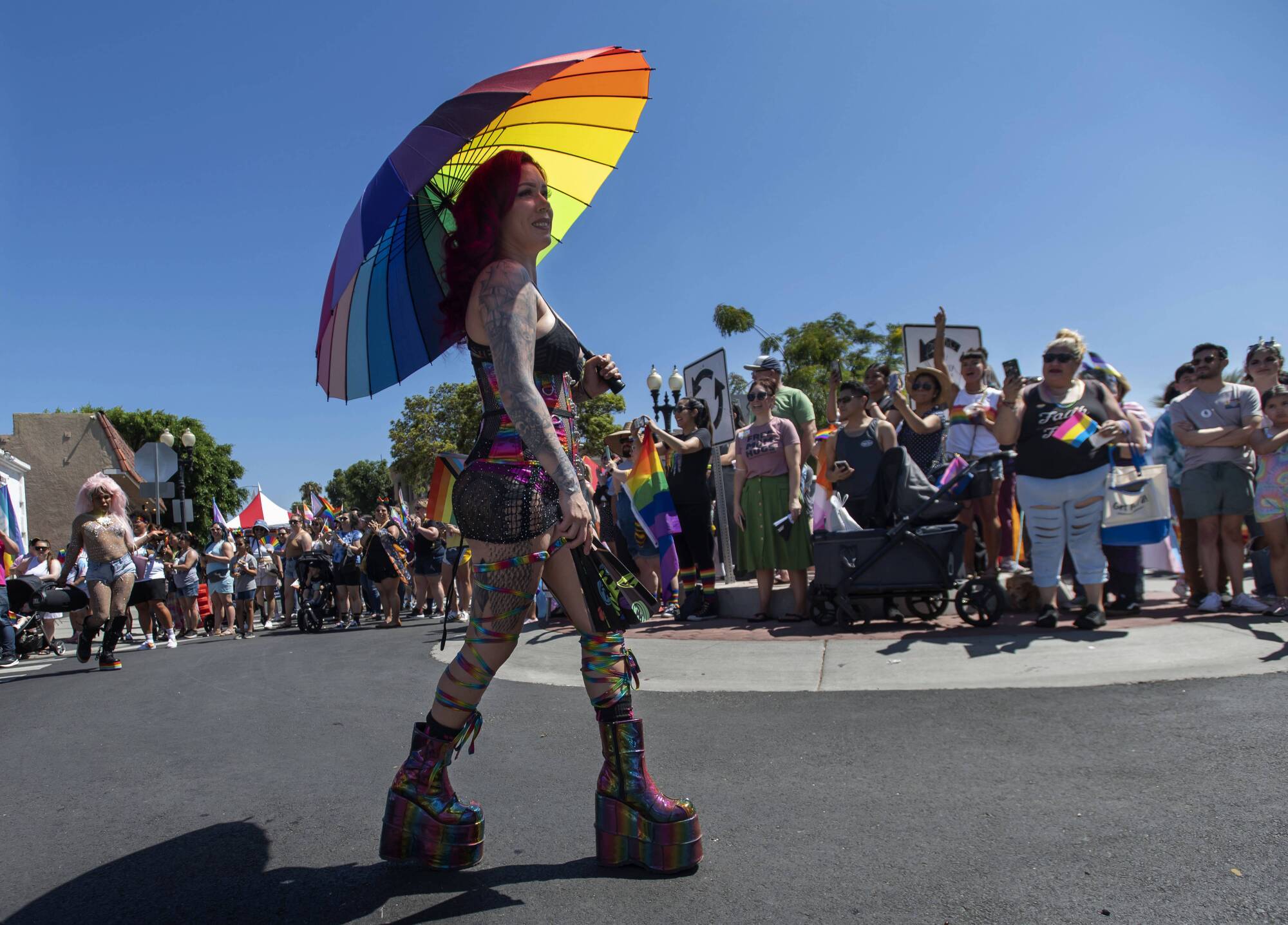 Los espectadores toman fotos durante el desfile del Orgullo de OC de este año.