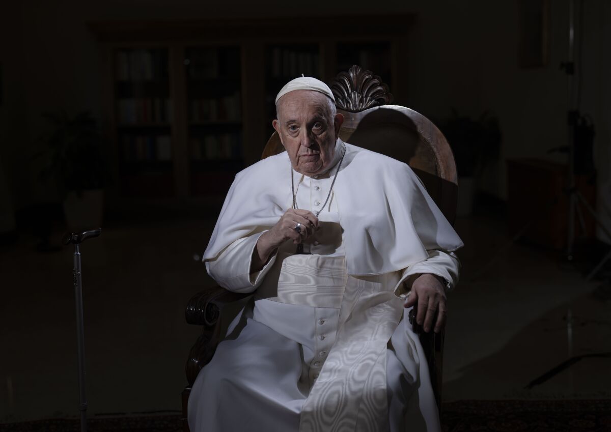 El papa Francisco hace una pausa durante una entrevista con The Associated Press en el Vaticano,