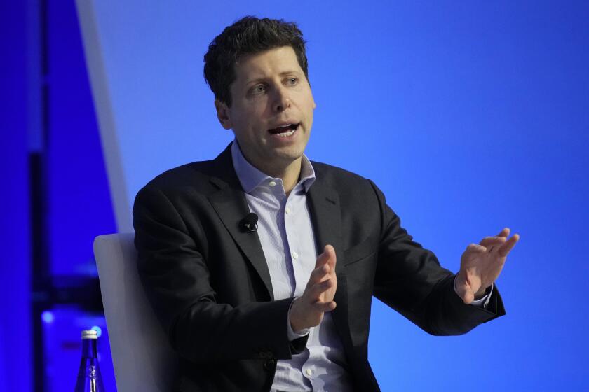 Dossier - Sam Altman participe à une discussion lors du Sommet des PDG de la Coopération économique Asie-Pacifique (APEC), le jeudi 16 novembre 2023, à San Francisco. Le conseil d'administration d'Open AI, créateur de ChatGPT, a annoncé avoir évincé Altman, son cofondateur et PDG, et l'avoir remplacé par un PDG par intérim. (Photo AP/Eric Risberg, dossier)