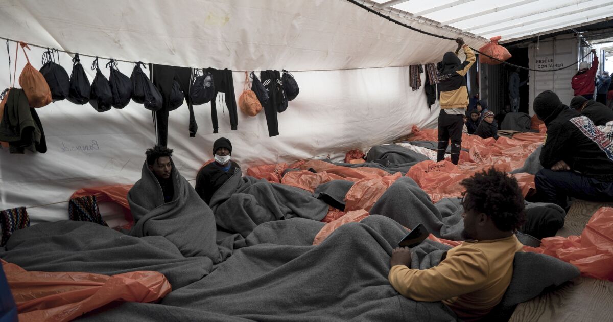 Nave soccorso migranti entra nel porto siciliano