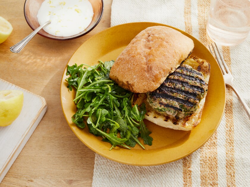 Lamm-Zucchini-Burger mit Joghurtsauce und Rucola-Salat