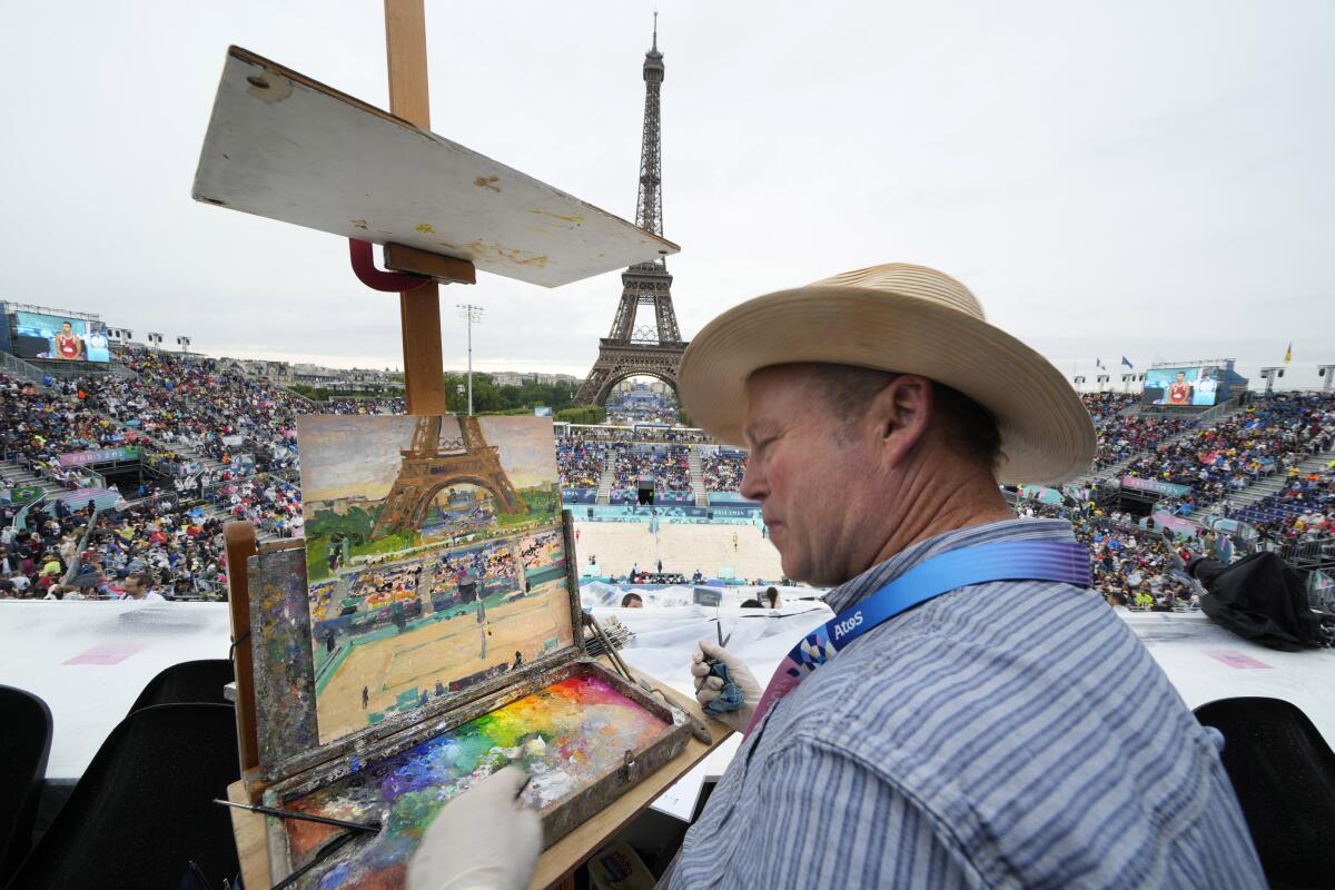 Peter Spens, de Londres, Inglaterra, pinta en el Estadio de la Torre Eiffel durante un partido 