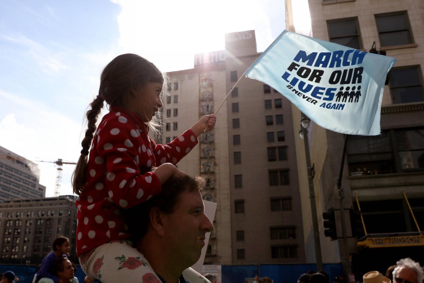 Una niña en los hombros de su padre participa en la 'Marcha por nuestras vidas' en Downtown Los Angeles. El suceso desató una movilización nacional para exigir mayores controles en el uso y venta de armas.