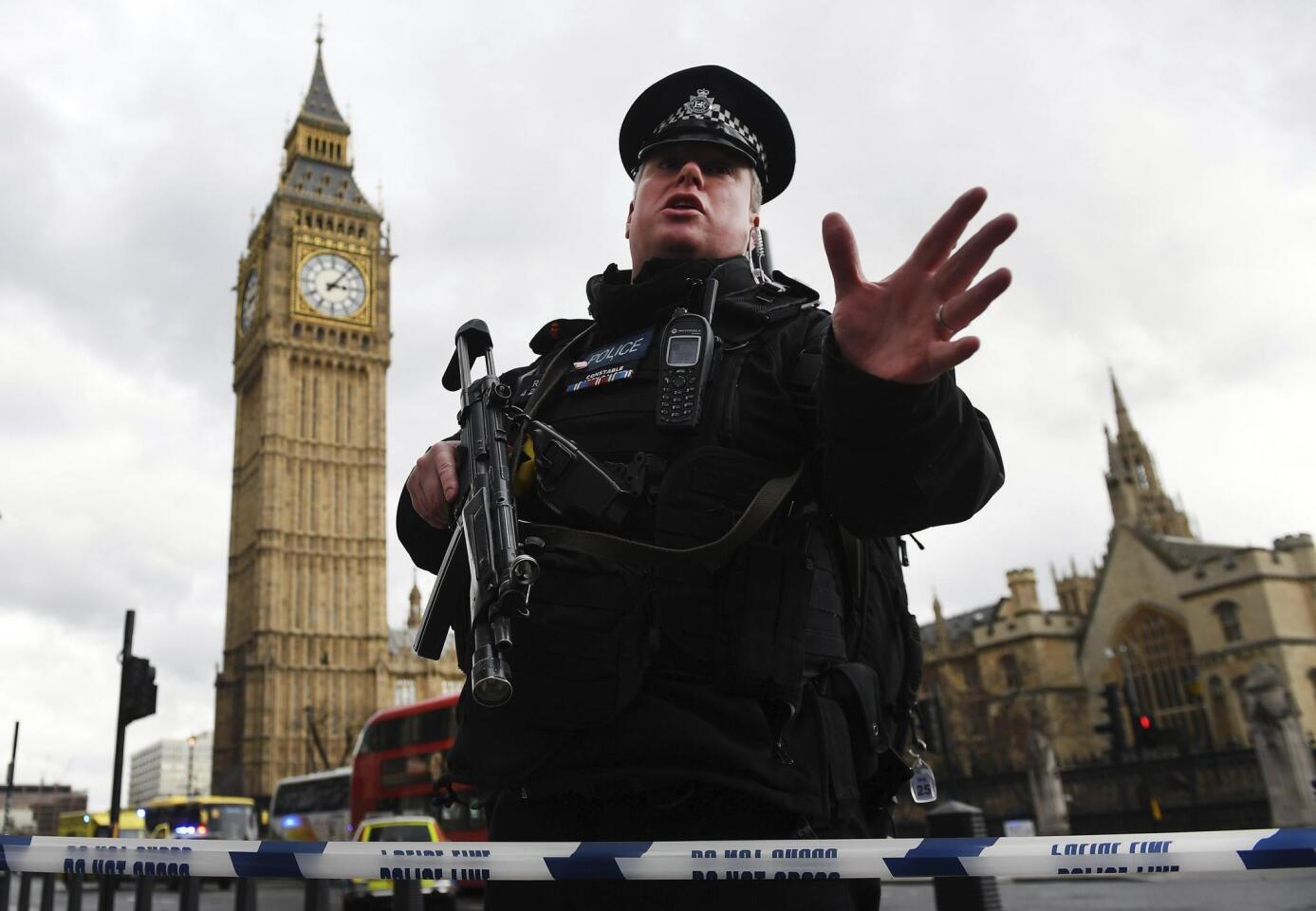 Un agente de policía británico permanece en guardia tras un tiroteo ante el Parlamento en Londres; un policía fue apuñalado ante el Parlamento.