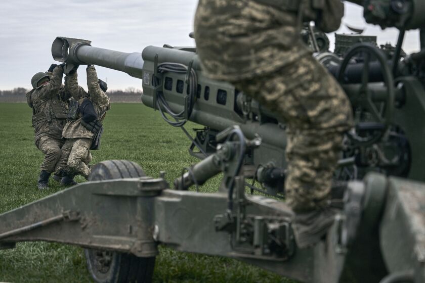 En esta imagen de archivo, soldados ucranianos preparan un obús M777 suministrado por Estados Unidos para dispararlo contra posiciones rusas en la región de Jersón, Ucrania, el 9 de enero de 2023. Utilizando teléfonos y tablets para comunicarse en salas de chat cifradas, un grupo cada vez más grande de tropas y contratistas de EEUU proporcionan consejos de mantenimiento en tiempo real _ normalmente a través de intérpretes _ a los soldados ucranianos en el campo de batalla. (AP Foto/Libkos, archivo)